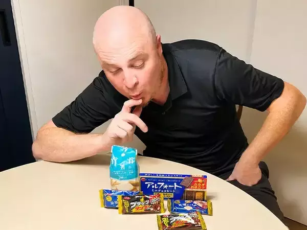 「「日本人は当たり前に食べてるの？」　アメリカ人がコンビニで何度もリピートするチョコ菓子3選！」の画像