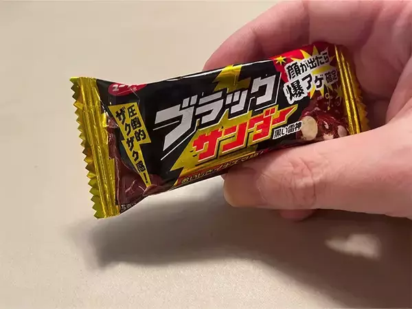 「「日本人は当たり前に食べてるの？」　アメリカ人がコンビニで何度もリピートするチョコ菓子3選！」の画像