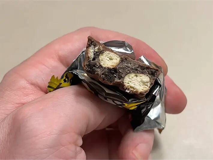 「日本人は当たり前に食べてるの？」　アメリカ人がコンビニで何度もリピートするチョコ菓子3選！