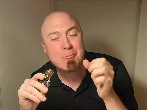「「日本人は当たり前に食べてるの？」　アメリカ人がコンビニで何度もリピートするチョコ菓子3選！」の画像