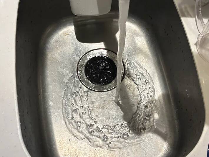 麦茶パック、使い終わっても捨てないで！　シンクで生かす『0円掃除術』が「夏に便利」