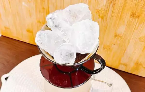 「コーヒー粉の上に『氷』をのせて4時間　完成した一杯に「もういつものに戻れない！」【カルディ】」の画像