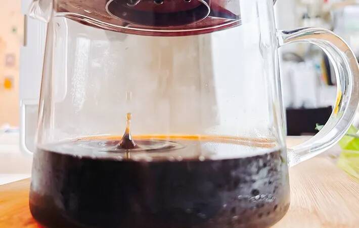 コーヒー粉の上に『氷』をのせて4時間　完成した一杯に「もういつものに戻れない！」【カルディ】