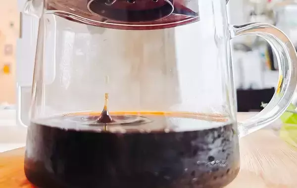 「コーヒー粉の上に『氷』をのせて4時間　完成した一杯に「もういつものに戻れない！」【カルディ】」の画像