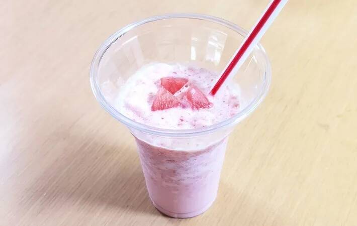 凍らせたスイカと牛乳、ヨーグルトを…できたものに「おいしい」「また作って！」