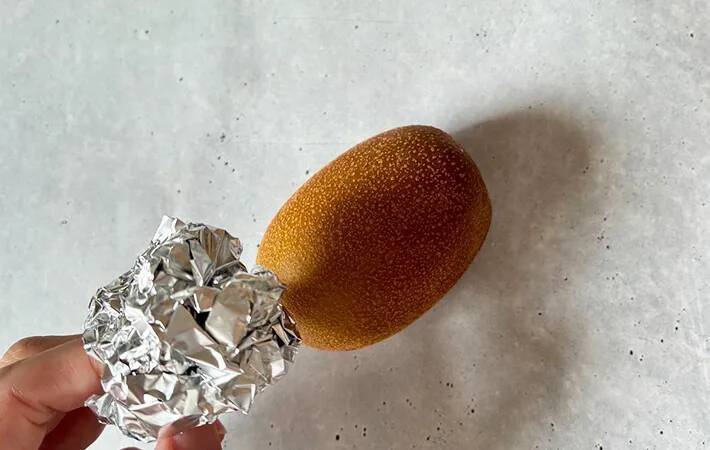 キウイをアルミホイルでこするだけで…意外な食べ方に「すごい楽」