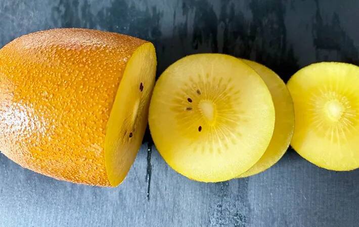キウイをアルミホイルでこするだけで…意外な食べ方に「すごい楽」