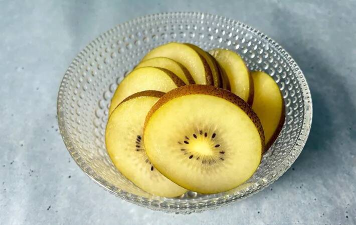 キウイをアルミホイルでこするだけで…意外な食べ方に「すごい楽」