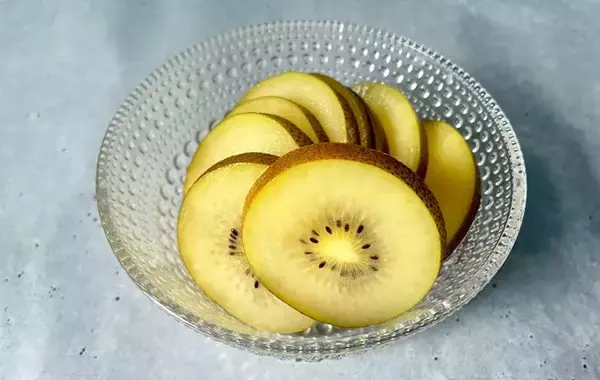 「キウイをアルミホイルでこするだけで…意外な食べ方に「すごい楽」」の画像