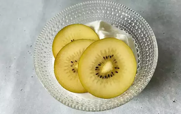 「キウイをアルミホイルでこするだけで…意外な食べ方に「すごい楽」」の画像