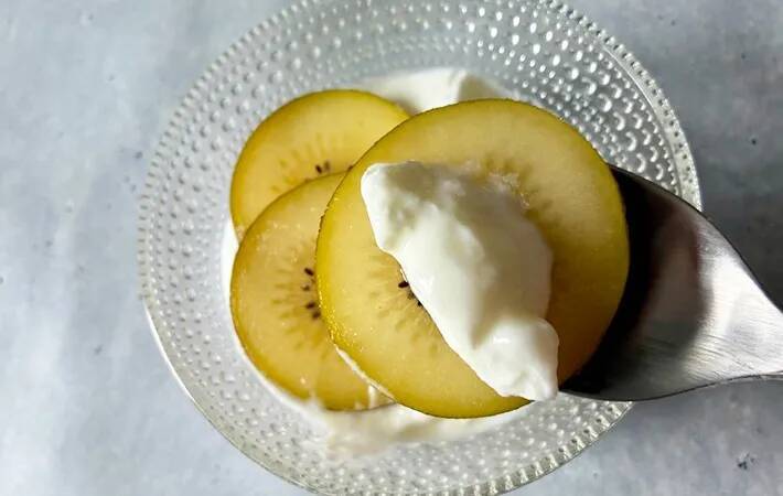 キウイをアルミホイルでこするだけで…意外な食べ方に「すごい楽」