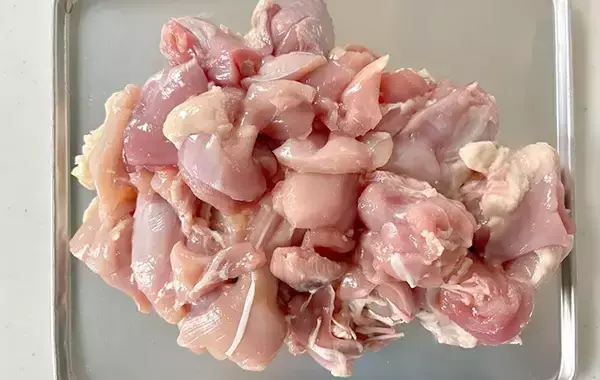 「片栗粉に加えるだけ！　から揚げの衣に使ったのは「意外だけどジューシー！」」の画像