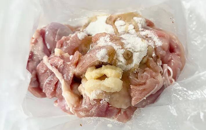 片栗粉に加えるだけ！　から揚げの衣に使ったのは「意外だけどジューシー！」