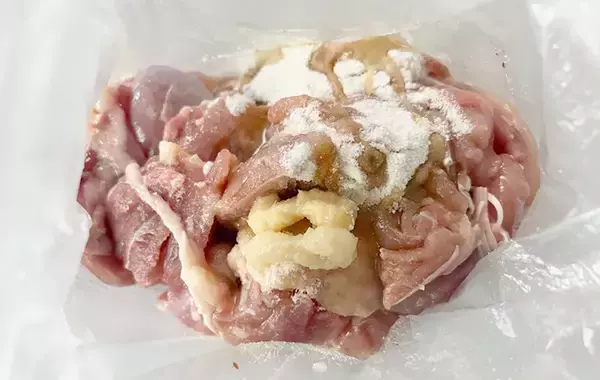 「片栗粉に加えるだけ！　から揚げの衣に使ったのは「意外だけどジューシー！」」の画像