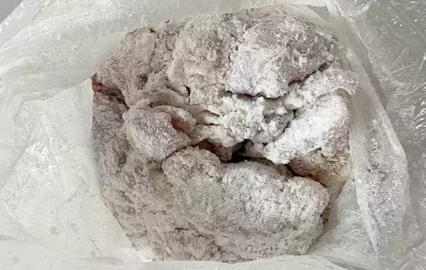 「片栗粉に加えるだけ！　から揚げの衣に使ったのは「意外だけどジューシー！」」の画像