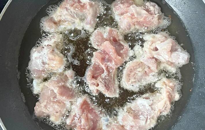 片栗粉に加えるだけ！　から揚げの衣に使ったのは「意外だけどジューシー！」