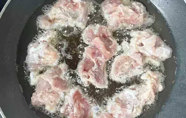 「片栗粉に加えるだけ！　から揚げの衣に使ったのは「意外だけどジューシー！」」の画像