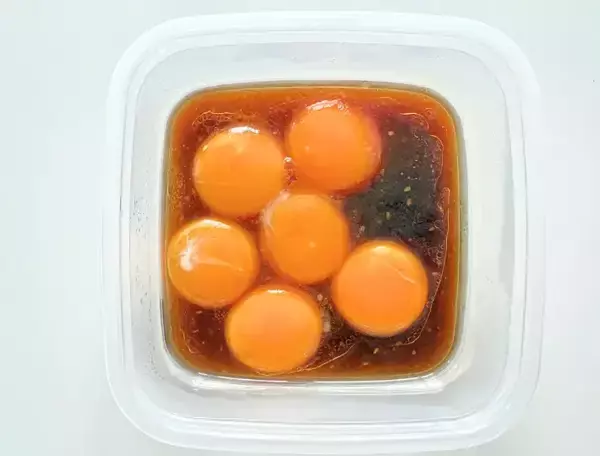 「タッパーに材料4つ入れるだけ！　作業5分の「卵おかず」に高校生の息子が絶賛」の画像