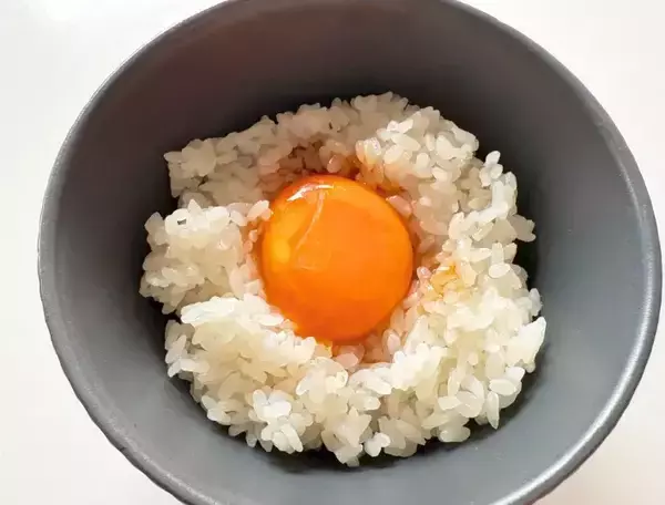 「タッパーに材料4つ入れるだけ！　作業5分の「卵おかず」に高校生の息子が絶賛」の画像