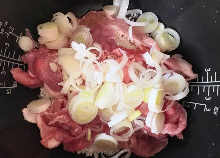 炊飯後に『大さじ3杯』足すだけ！　いつもの炊き込みご飯に、高校生息子が「うまっ！」