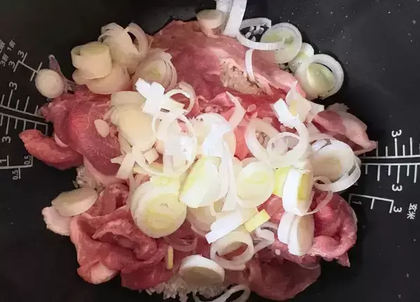 「炊飯後に『大さじ3杯』足すだけ！　いつもの炊き込みご飯に、高校生息子が「うまっ！」」の画像