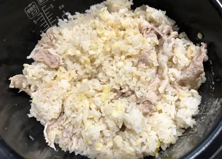 炊飯後に『大さじ3杯』足すだけ！　いつもの炊き込みご飯に、高校生息子が「うまっ！」