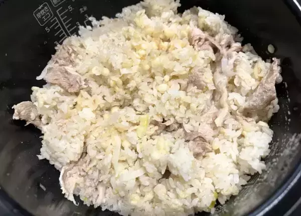 「炊飯後に『大さじ3杯』足すだけ！　いつもの炊き込みご飯に、高校生息子が「うまっ！」」の画像