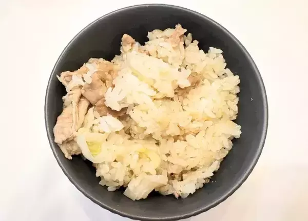 「炊飯後に『大さじ3杯』足すだけ！　いつもの炊き込みご飯に、高校生息子が「うまっ！」」の画像