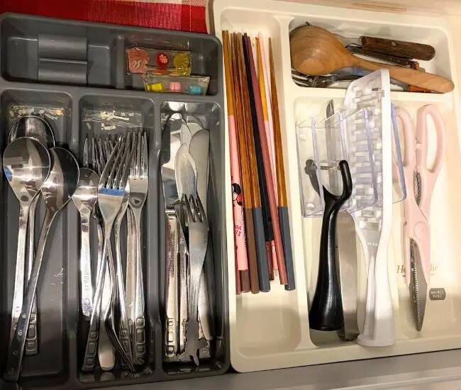 キッチンに『メモスタンド』を置くだけ！　調理器具が取り出しやすくなる「じゃない使い方」