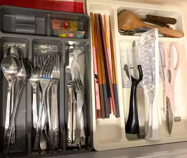 「キッチンに『メモスタンド』を置くだけ！　調理器具が取り出しやすくなる「じゃない使い方」」の画像