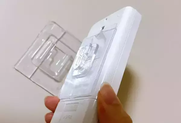 「リモコンを『貼る裏ワザ』　エアコンに向けて斜めにすると…「これは快適！」」の画像