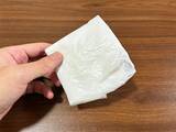 「レジ袋の収納が『30秒』でラクになる！　四角くたたむ方法が「便利」」の画像1