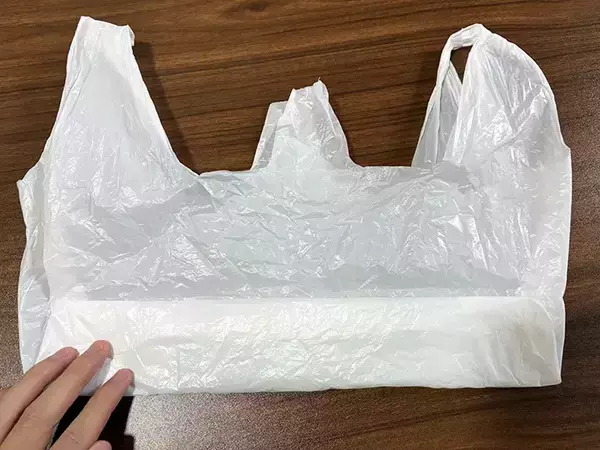 「レジ袋の収納が『30秒』でラクになる！　四角くたたむ方法が「便利」」の画像