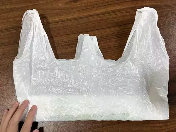「レジ袋の収納が『30秒』でラクになる！　四角くたたむ方法が「便利」」の画像