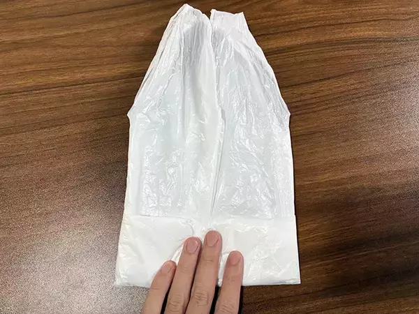 「レジ袋の収納が『30秒』でラクになる！　四角くたたむ方法が「便利」」の画像