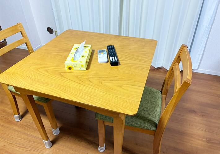 つっぱり棒を『テーブル下』に設置する「生活の知恵」　スタイリッシュな技が超実用的！