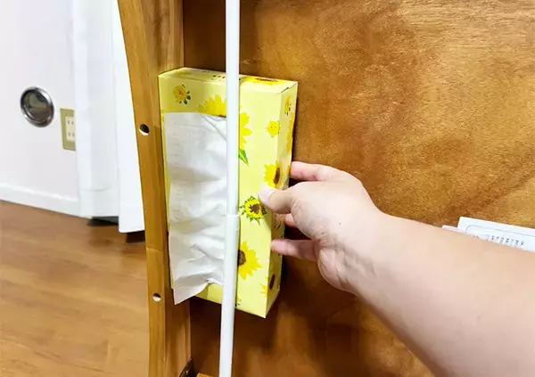 「つっぱり棒を『テーブル下』に設置する「生活の知恵」　スタイリッシュな技が超実用的！」の画像