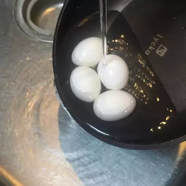 「１cmの水でゆで卵を作ると？　殻むきの手応えに「感動した」「一生これでいく」」の画像