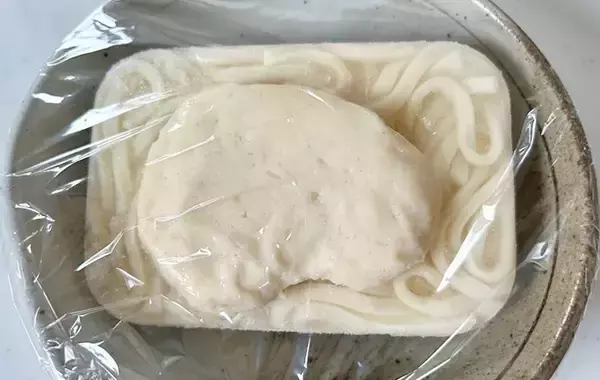 「レンチンするだけ！　新しい冷凍うどんの食べ方に「簡単すぎる」」の画像