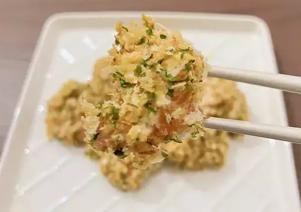 「油少なめで満足度たかめ！　揚げないサーモンフライの驚きレシピ」の画像