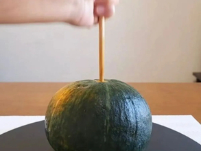 カボチャに『菜箸』を刺すと？　包丁を入れた瞬間に「ウソみたい」「声出た」