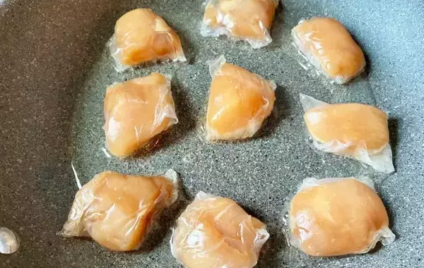 「鶏むね肉をライスペーパーで包んで　『から揚げ風』が「柔らかくてうまい」」の画像