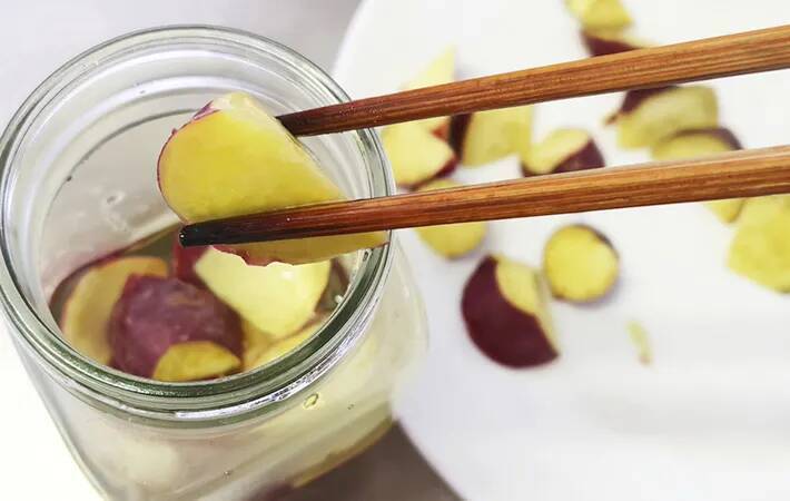 サツマイモを皮つきで乱切りに…『大さじ1杯』で味が決まる作り置き