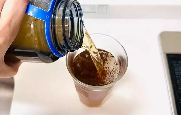 「冷蔵庫を開けたら麦茶が空っぽでガッカリ　そんな時に使える30秒で水出し麦茶を作る方法こちら！」の画像