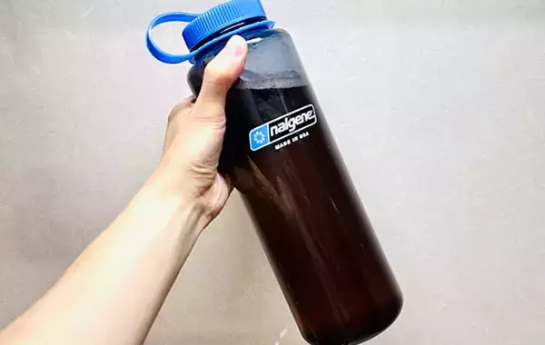 「冷蔵庫を開けたら麦茶が空っぽでガッカリ　そんな時に使える30秒で水出し麦茶を作る方法こちら！」の画像