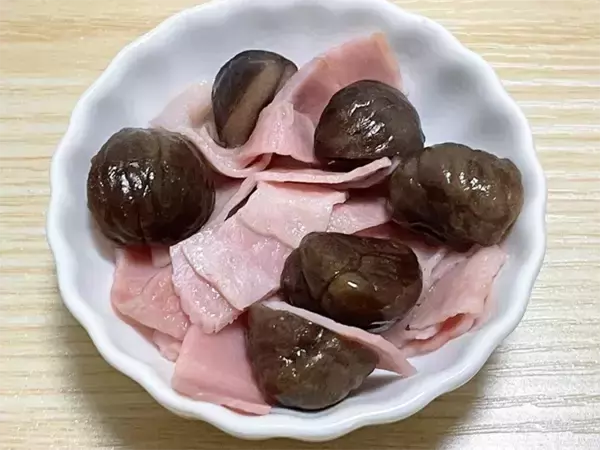 「甘栗を半分に切って…　おにぎりに混ぜてもおいしい時短『おかず』に「手が止まらない！」」の画像