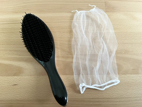 ヘアブラシに『水切りネット』をかぶせると…　今すぐ試したい便利ワザに驚き！