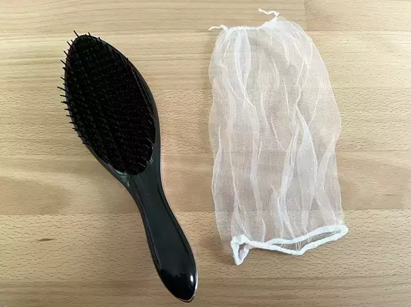 「ヘアブラシに『水切りネット』をかぶせると…　今すぐ試したい便利ワザに驚き！」の画像