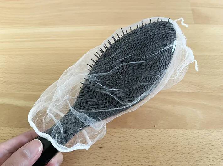 ヘアブラシに『水切りネット』をかぶせると…　今すぐ試したい便利ワザに驚き！