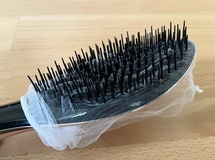 ヘアブラシに『水切りネット』をかぶせると…　今すぐ試したい便利ワザに驚き！